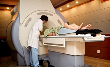 자생한방병원 자생치료의 특징-MRI 검사하는 환자와 의사의 모습